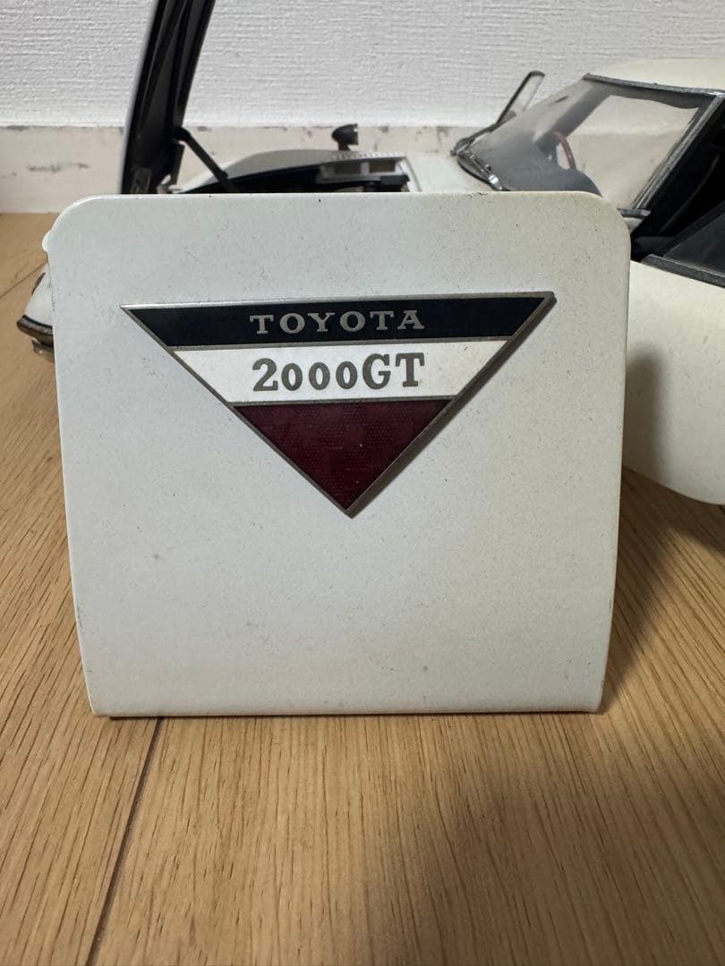 デアゴスティーニ 1/10 トヨタ 2000GT ホワイト エンブレム付き