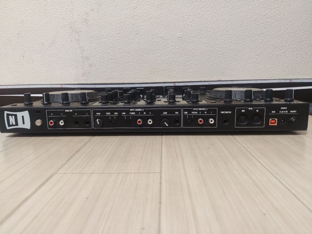 Traktor Kontrol S4 コントローラー