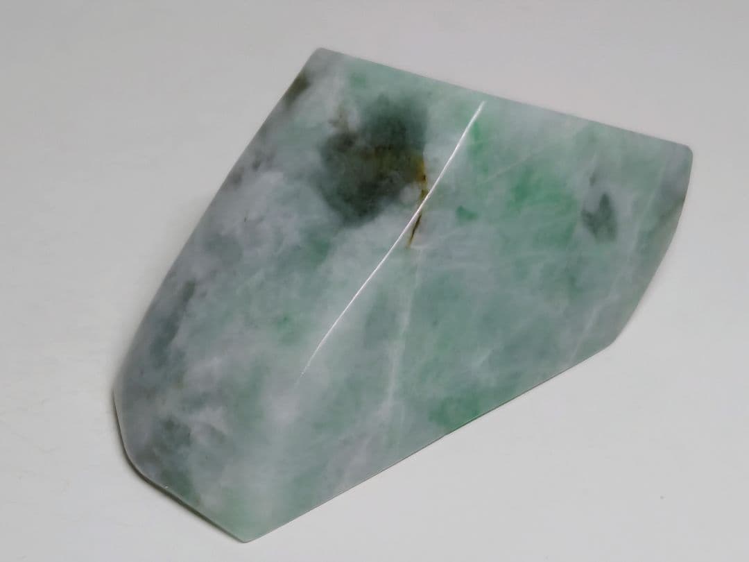 白緑黒 180g 翡翠 ヒスイ 原石 鑑賞石 自然石 誕生石 鉱物 鉱石 水石