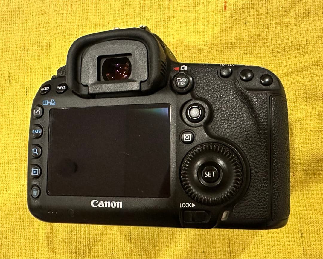 Canon EOS 5D Mark III 本体と付属品