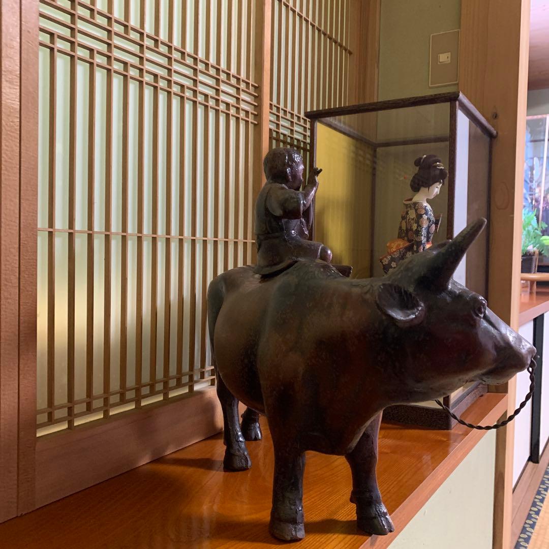 青銅製 牛に乗る子供の像