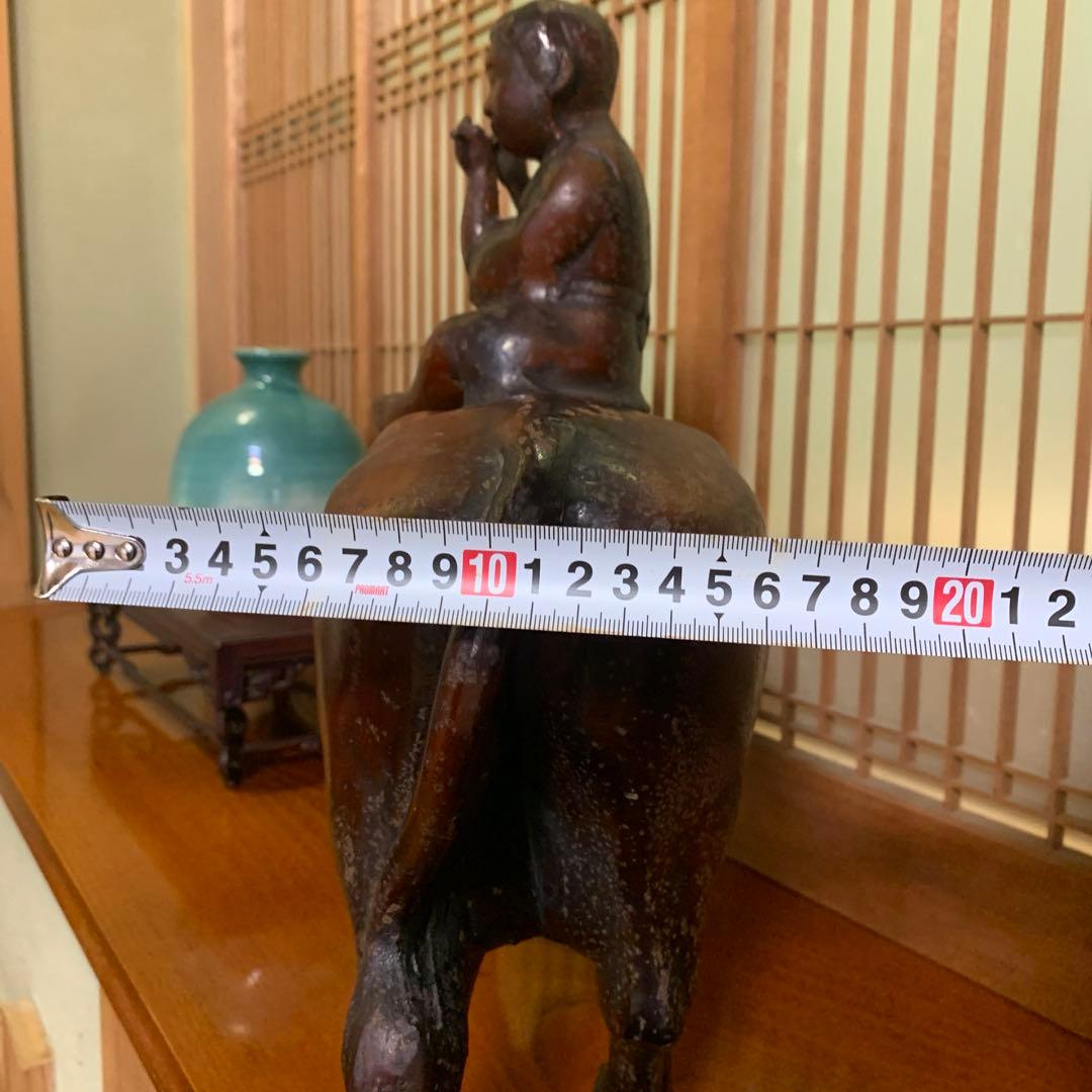 青銅製 牛に乗る子供の像