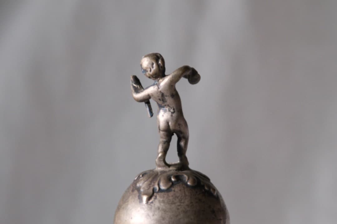 フランスアンティーク｜卵の上のプットー