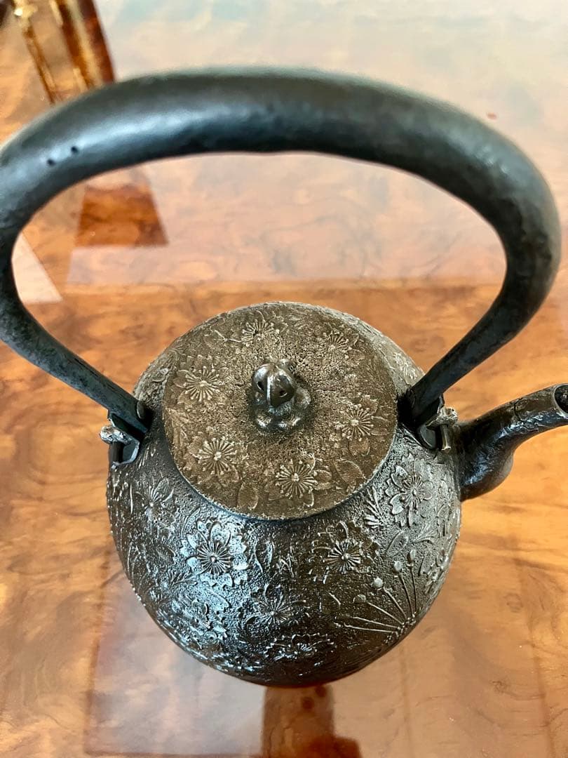 虎山工房　南部鉄器　鉄瓶　砂鉄　箱付き　取扱説明書付き　南部形　桜