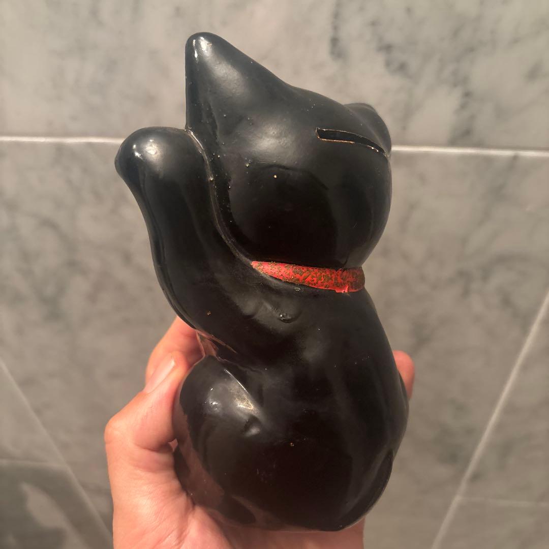 アンティーク大きな瞳や長いヒゲ、まつ毛が美しく、大きなリボンも可愛い招き猫