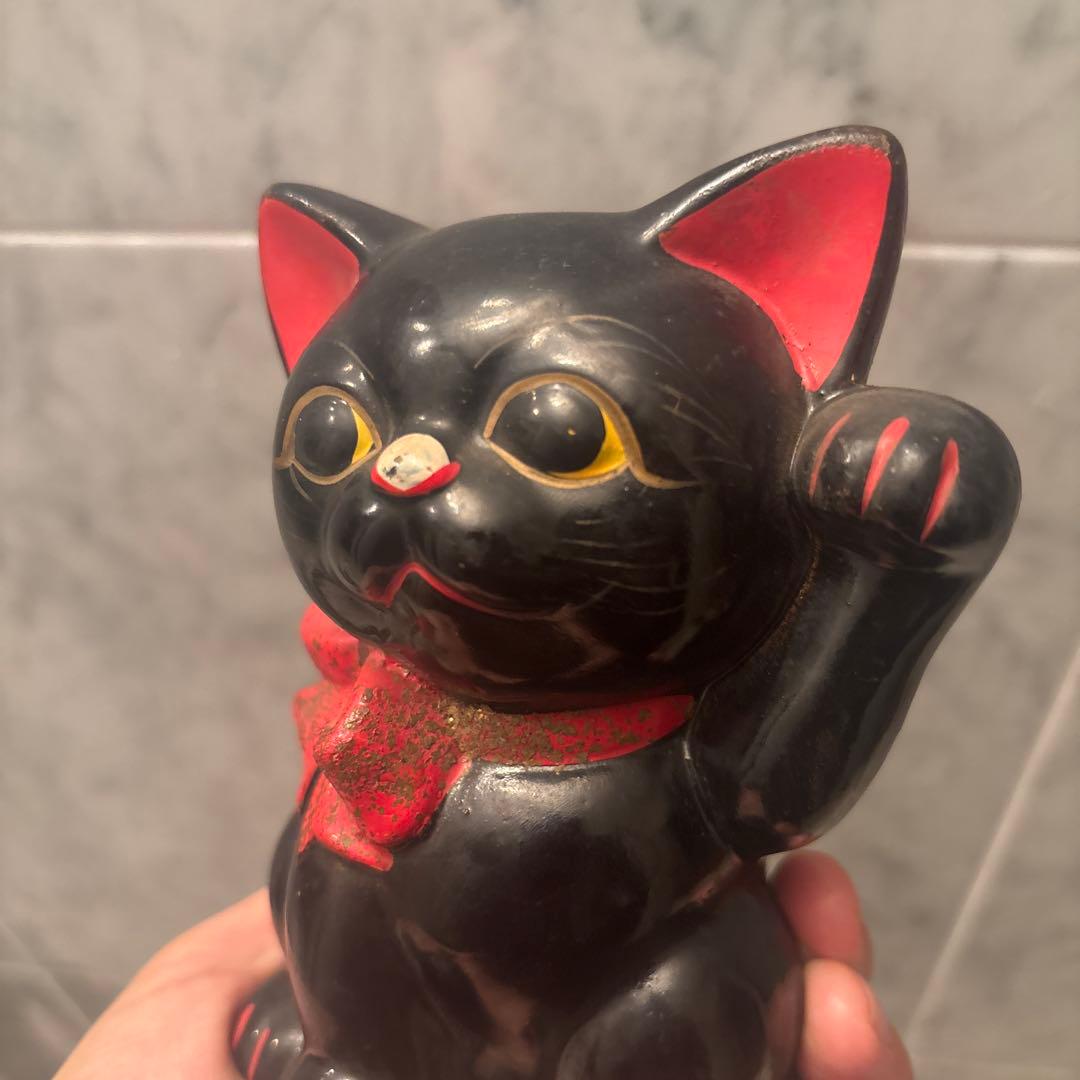 アンティーク大きな瞳や長いヒゲ、まつ毛が美しく、大きなリボンも可愛い招き猫