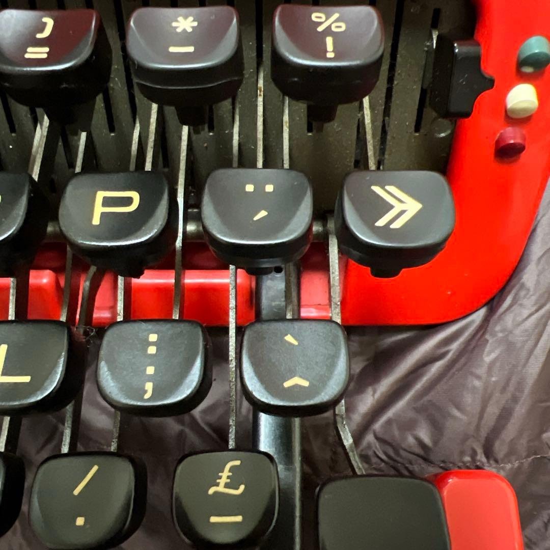 オリベッティ タイプライター バレンタインS フランス、ドイツ語対応