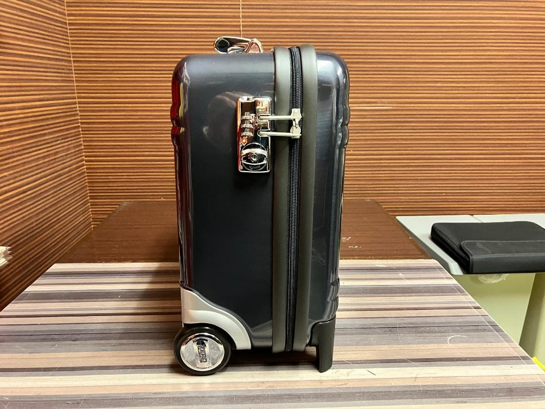 美品 ほぼ未使用 ゼロハリバートン 2輪 キャリーケース スーツケース　28L