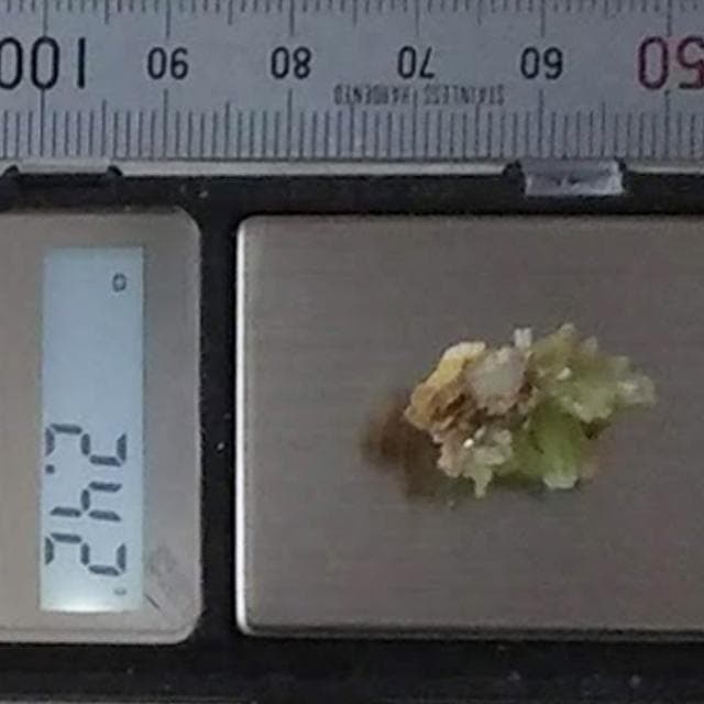 2.42g　緑鉛鉱　パイロモルファイト　鉱物標本