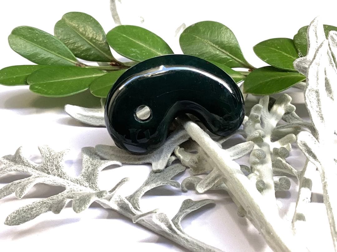 出雲石濃厚な青緑色の碧玉　希少赤斑紋点入り　鑑別書無しの安価卸値段　本物保証勾玉