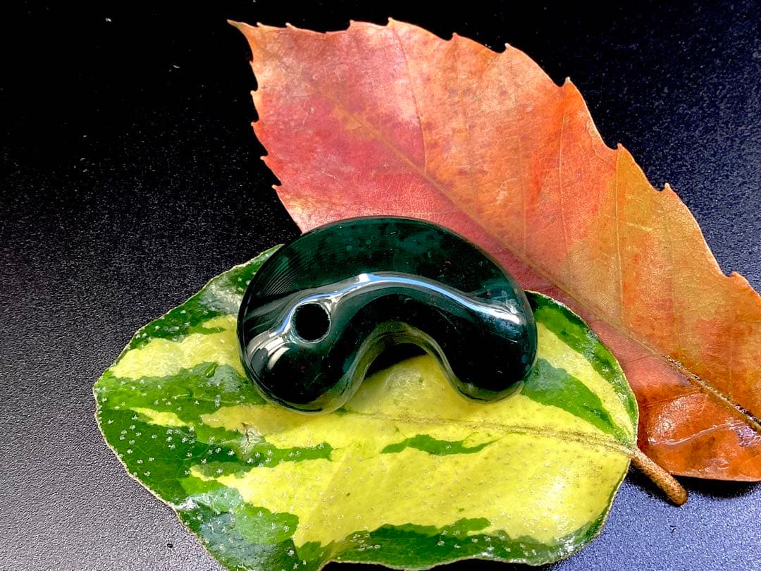 出雲石濃厚な青緑色の碧玉　希少赤斑紋点入り　鑑別書無しの安価卸値段　本物保証勾玉