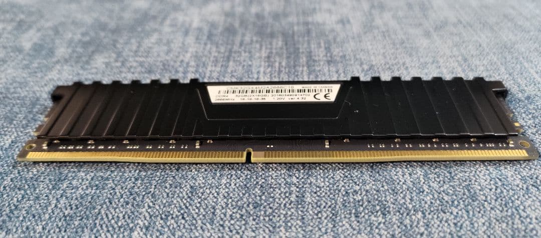 メモリー Corsair VENGEANCE LPX 32GB DDR4 2666MHz