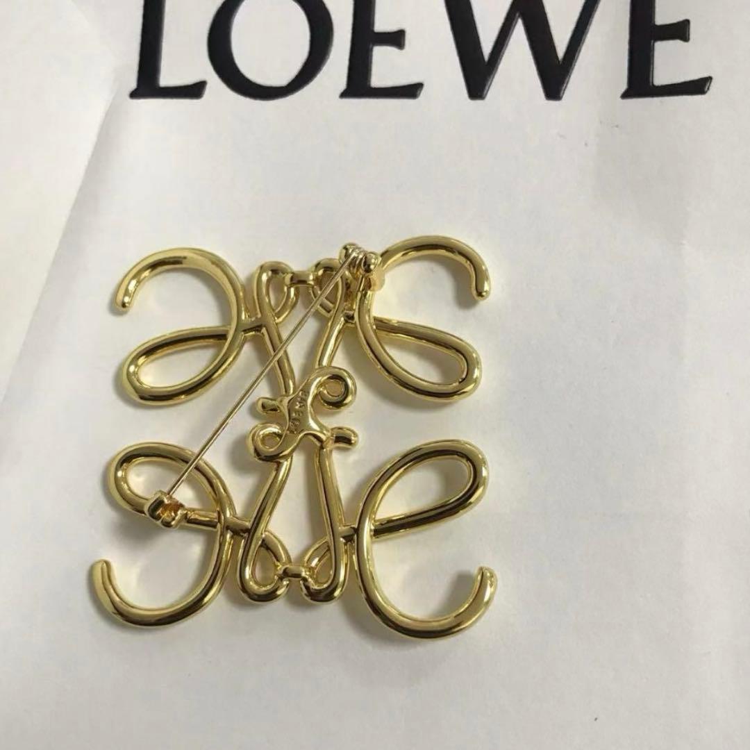 LOEWE ゴールド ロゴブローチ (箱、ポーチ付き)