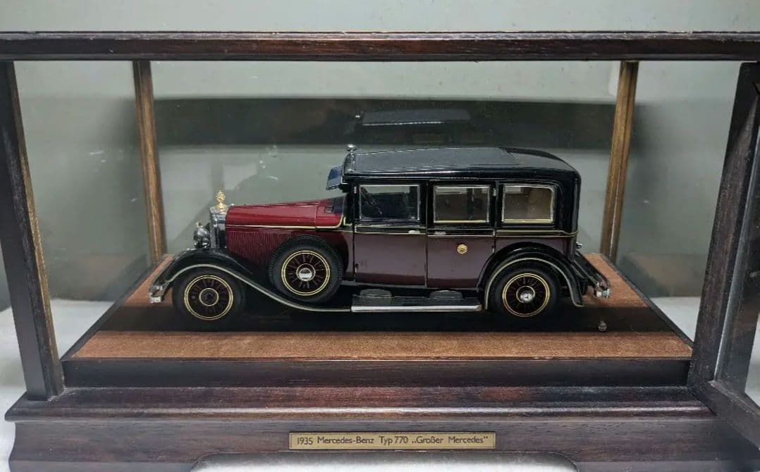 天皇陛下の旧御料車 1935型メルセデス・ベンツ770 菊紋付き ガラスケース付
