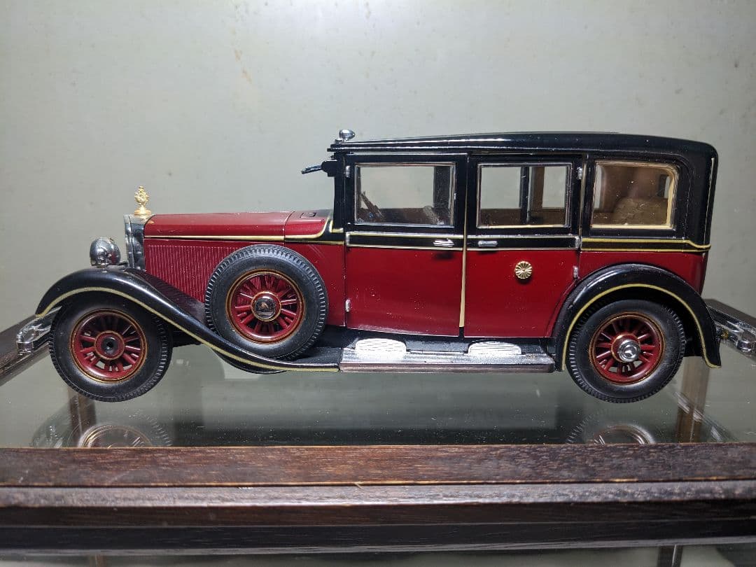 天皇陛下の旧御料車 1935型メルセデス・ベンツ770 菊紋付き ガラスケース付
