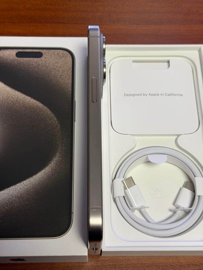 iPhone 15 Pro 256GB ナチュラルチタニウム + 純正ケース2種