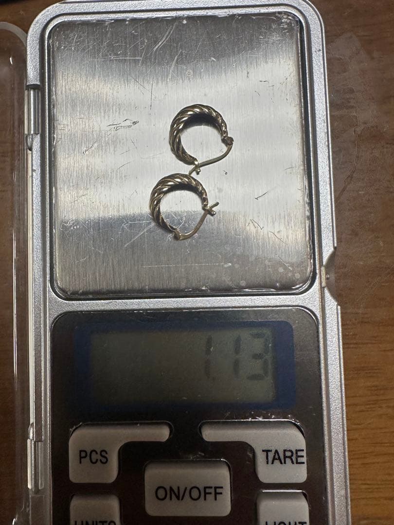 ゴールド ツイストデザイン フープピアス