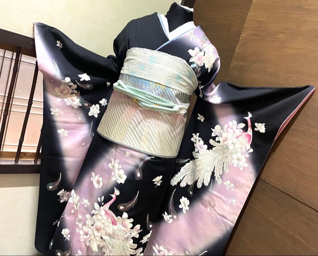 振袖 フルセット6点サイズＬ孔雀花文　暈し染　黒地　銀彩　正絹