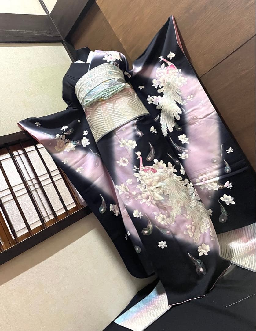 振袖 フルセット6点サイズＬ孔雀花文　暈し染　黒地　銀彩　正絹