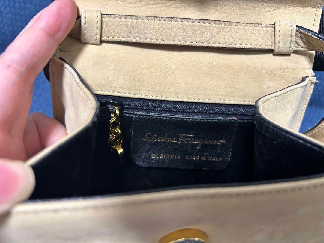 フェラガモ　ミニショルダーバッグ