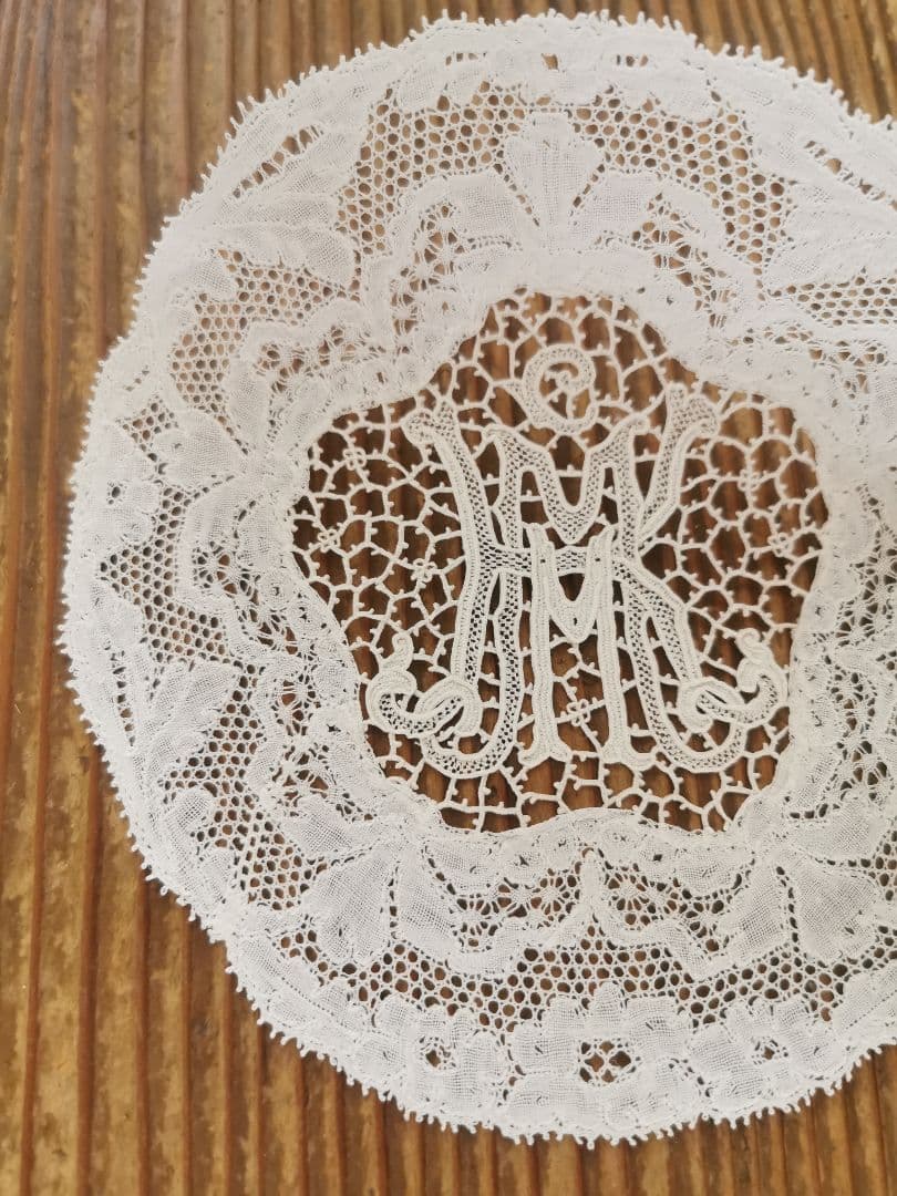 アンティーク ポワンドパリ 桜草 オーキッド イニシャルKＭ 鳥刺繍 ドイリー