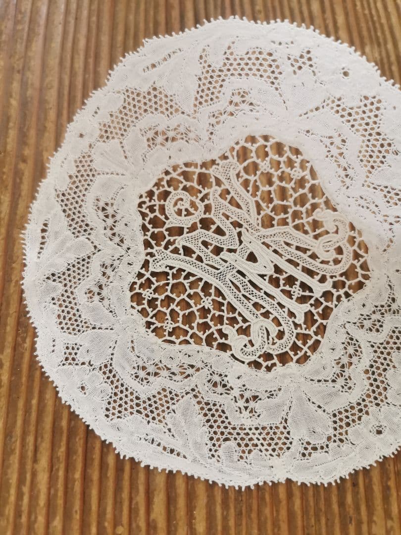 アンティーク ポワンドパリ 桜草 オーキッド イニシャルKＭ 鳥刺繍 ドイリー