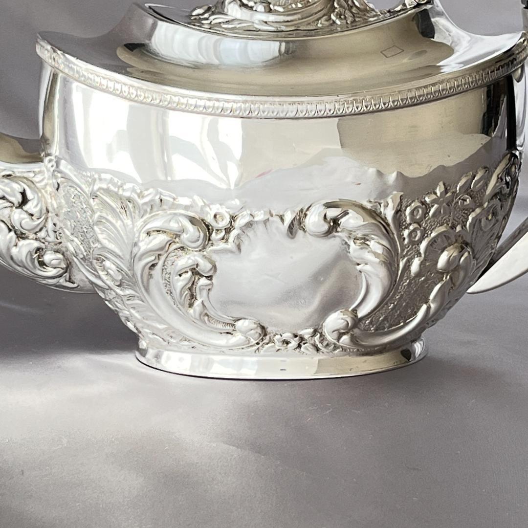 【英国】 ビクトリアン エンボスのティーポット【シルバープレート】