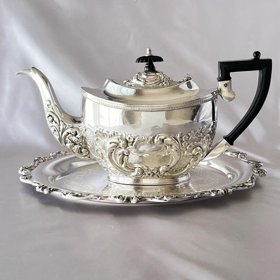 【英国】 ビクトリアン エンボスのティーポット【シルバープレート】