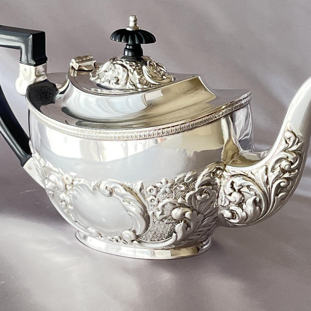 【英国】 ビクトリアン エンボスのティーポット【シルバープレート】