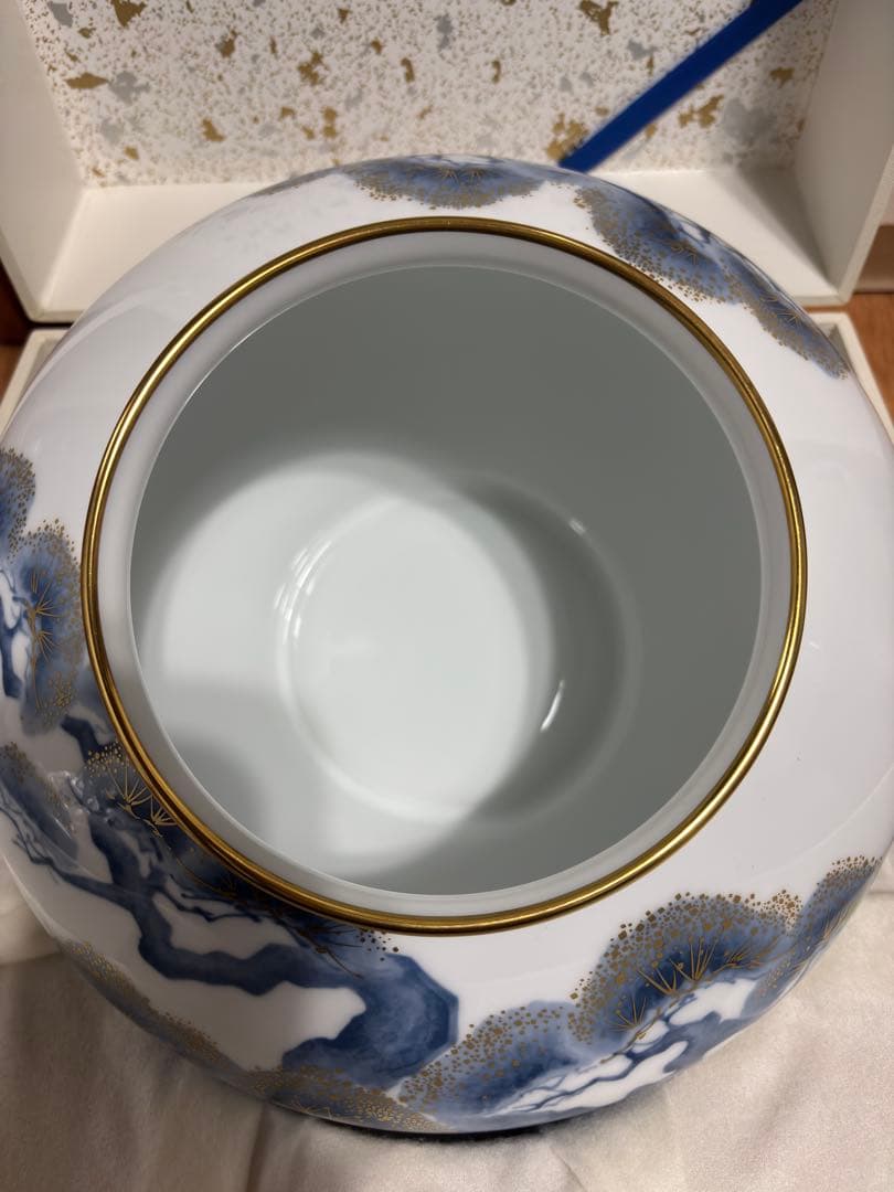 大倉陶園　金彩松文花瓶