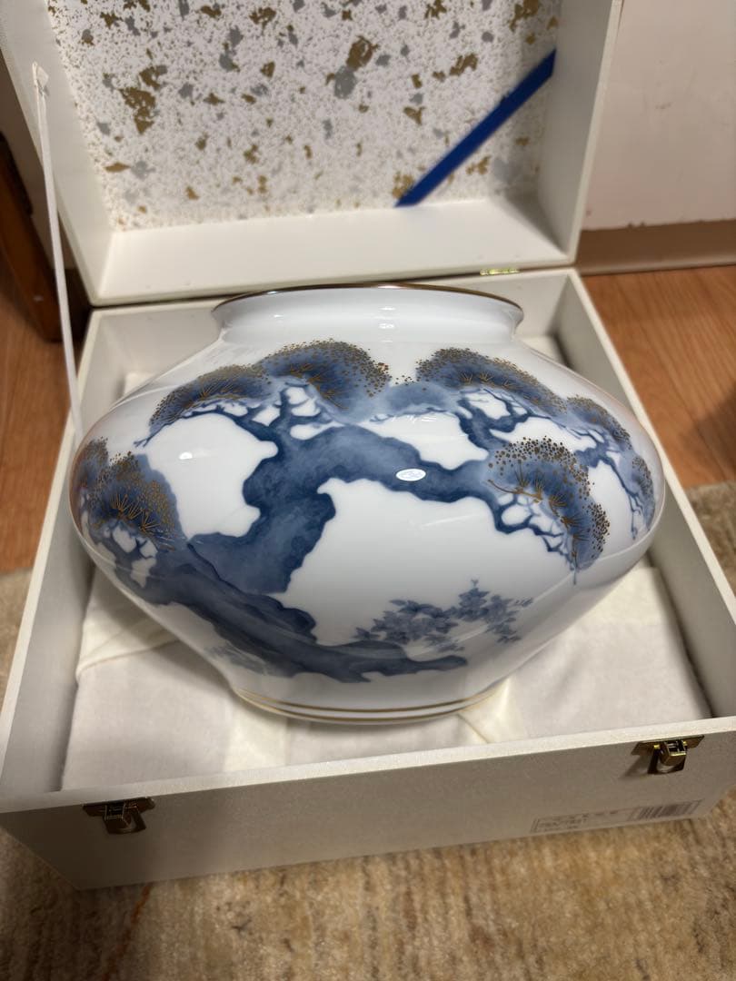 大倉陶園　金彩松文花瓶