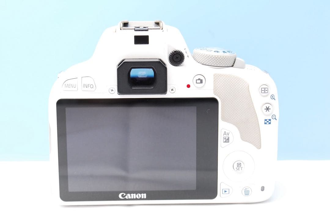 Kiss X7白♥️女性人気◎軽量ボディ×手ブレ補正レンズで撮影快適♪