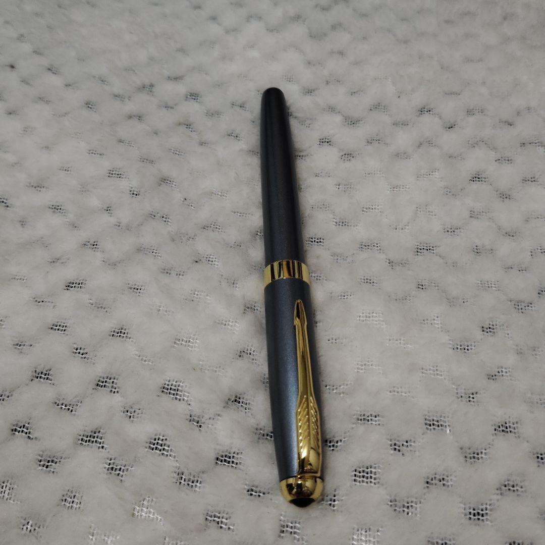 グレーの金属製万年筆