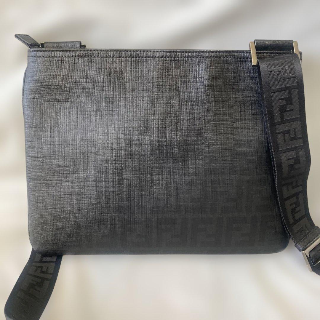 FENDI フェンディ ショルダーバッグ ズッカ柄 サコッシュ ロゴ総柄