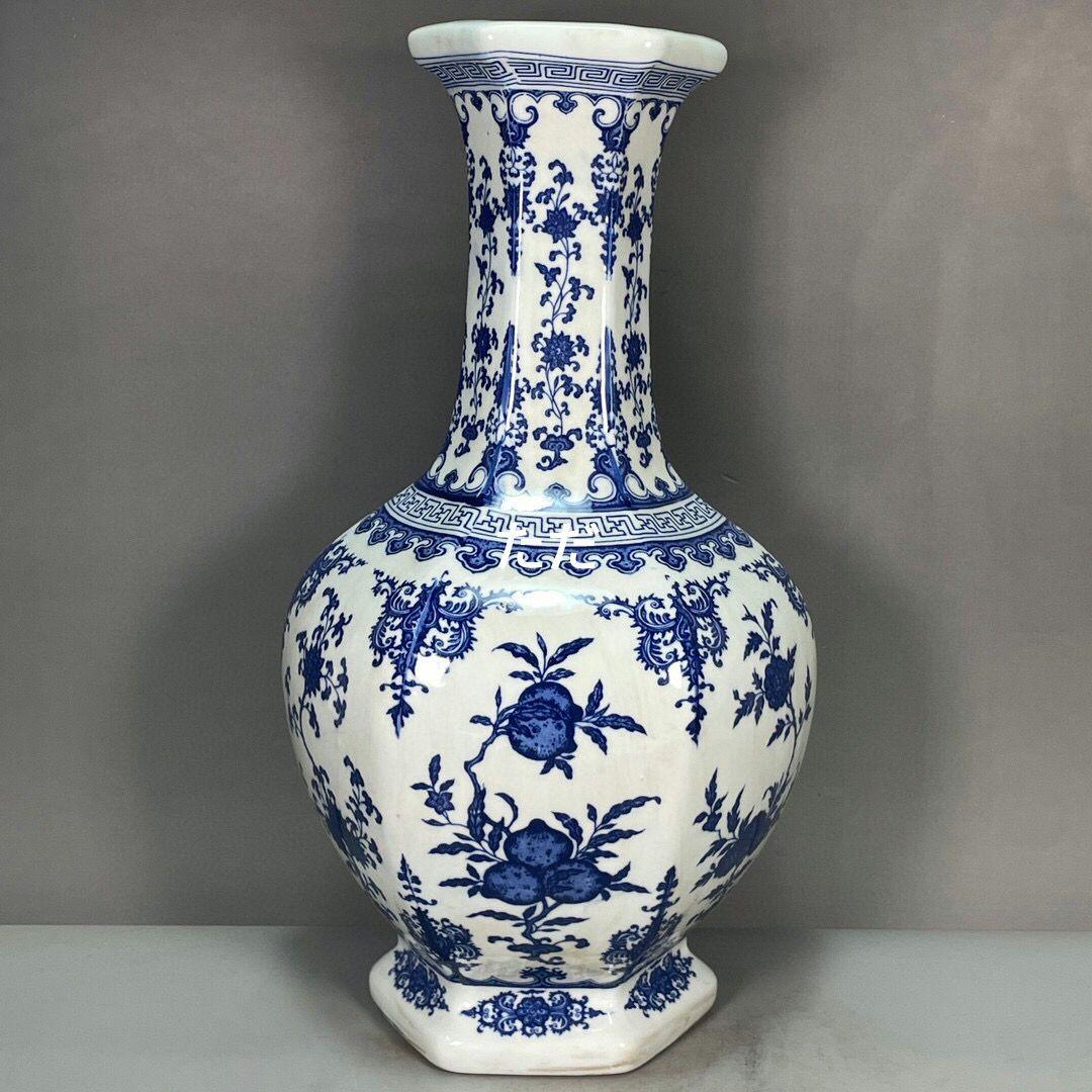 青花図案六稜花瓶 景徳鎮 陶磁器 装飾品 現代工芸品 美術品 置物