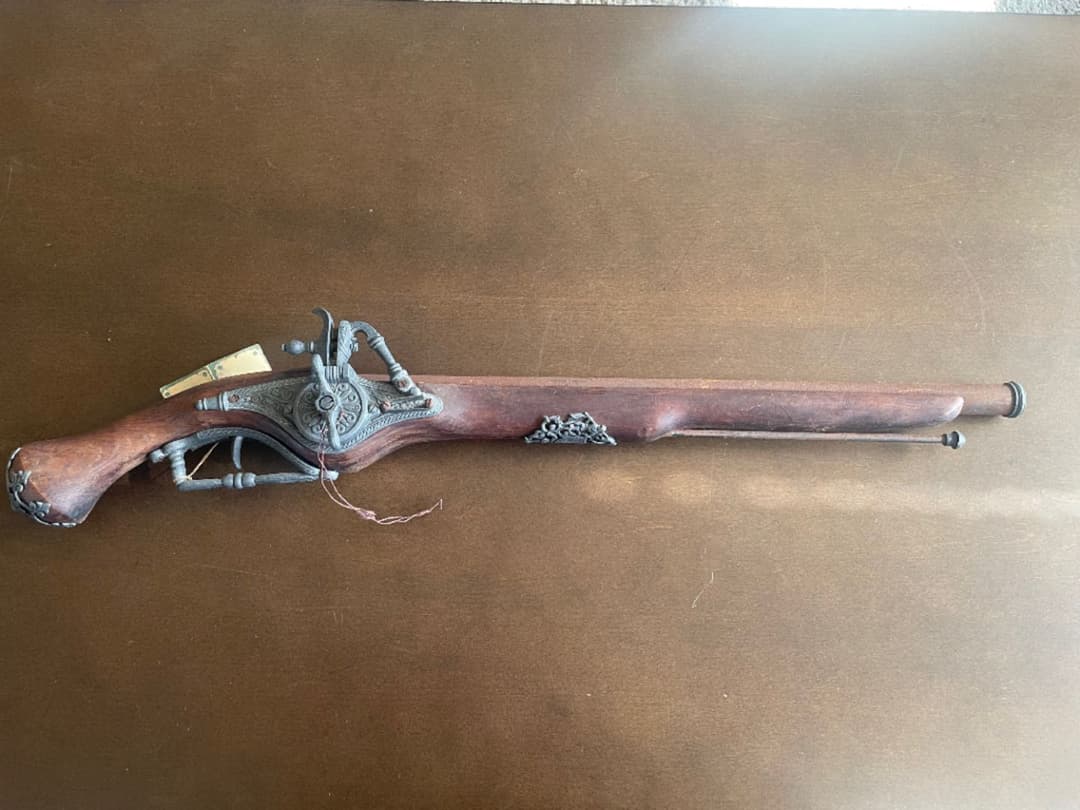 【送料込み】鉄砲　置物　スペイン製