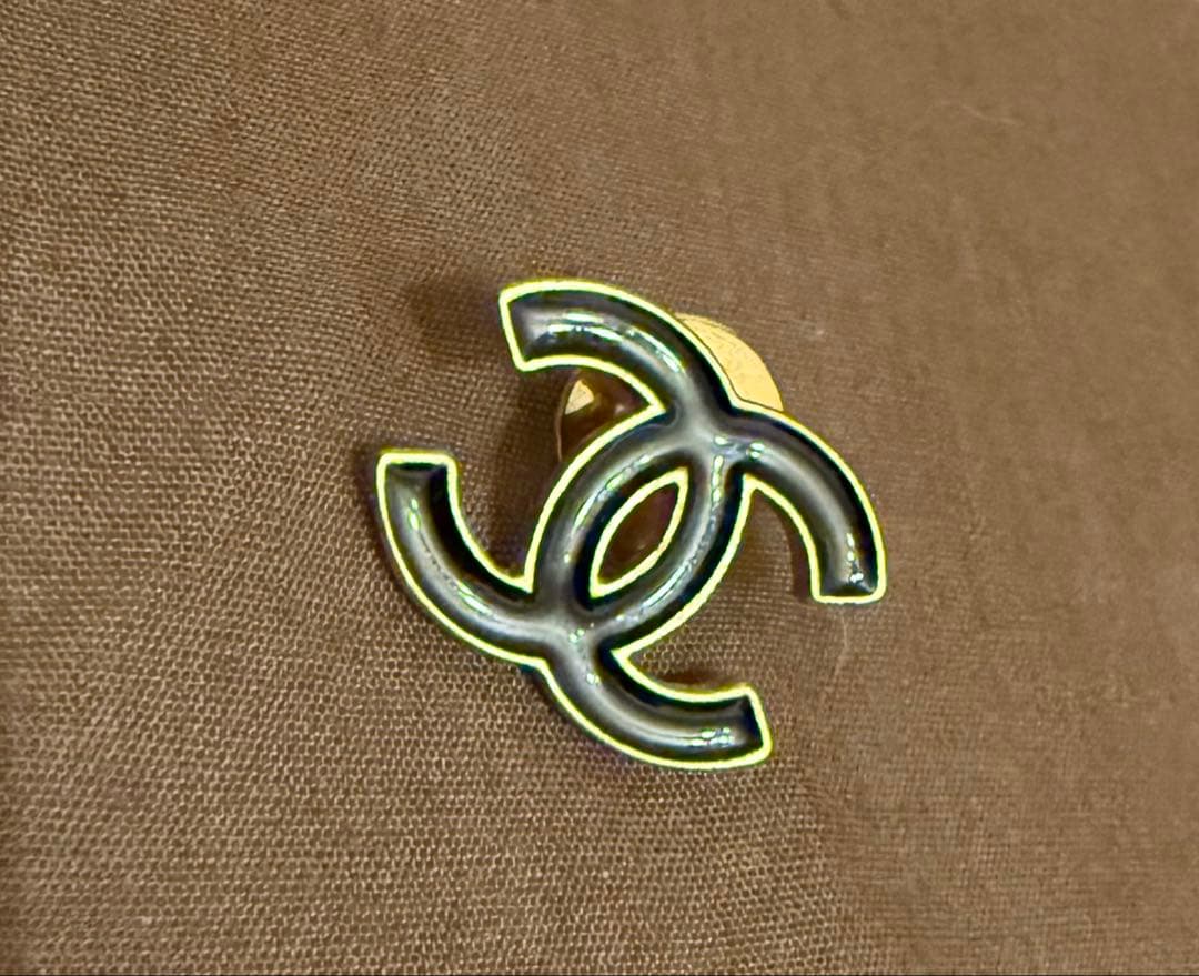 CHANEL CCロゴ ブローチ 黒と金