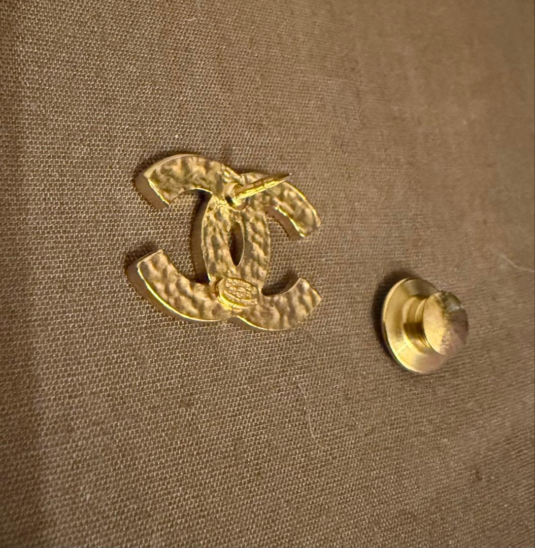 CHANEL CCロゴ ブローチ 黒と金
