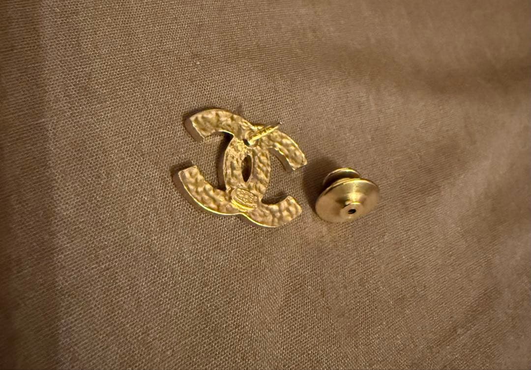 CHANEL CCロゴ ブローチ 黒と金