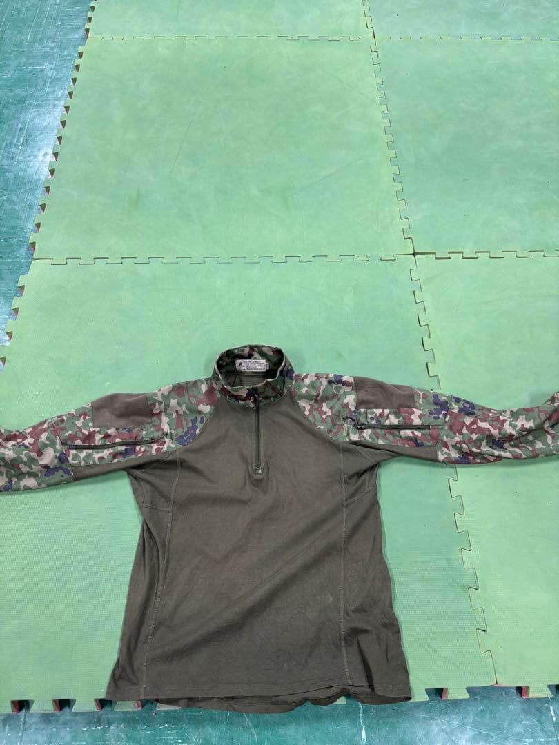 迷彩柄ハイネック戦闘服