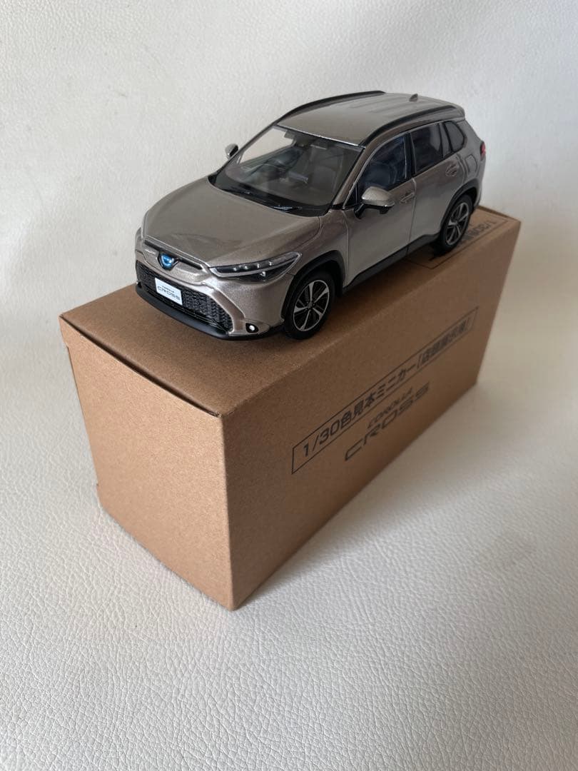 トヨタ カローラ クロス ミニカー ⑦ 4V8 アバンギャルドブロンズメタリック