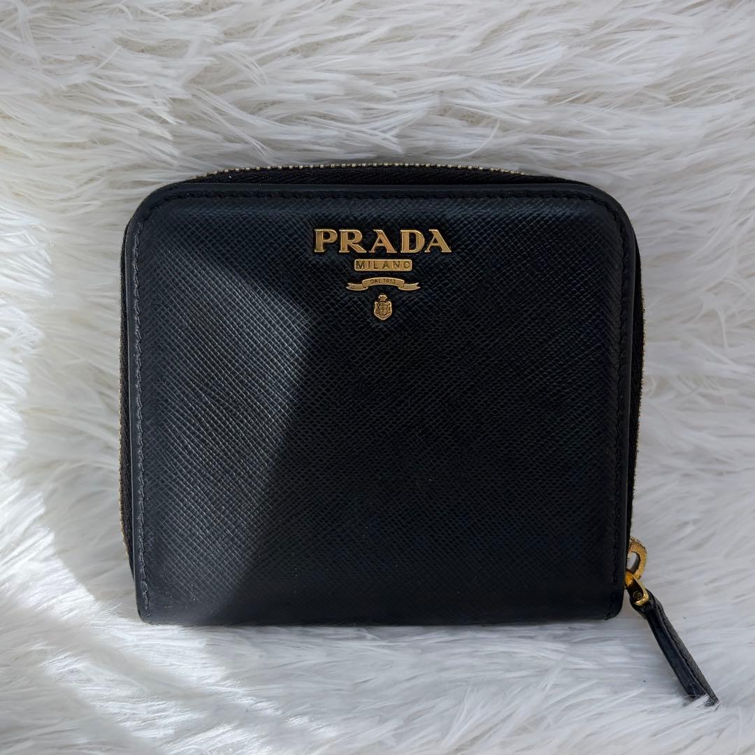 美品✨プラダ　二つ折り　金ロゴ　サフィアーノ　ラウンドファスナー　レザー　黒