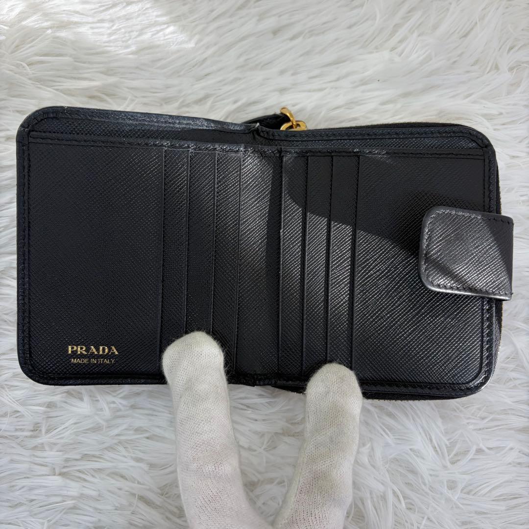 美品✨プラダ　二つ折り　金ロゴ　サフィアーノ　ラウンドファスナー　レザー　黒