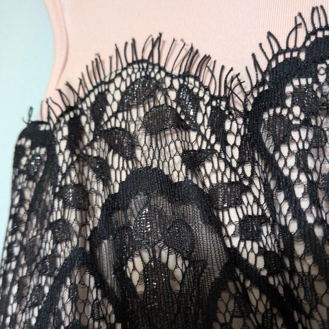 タダシショウジ ピンクと黒のレースタイトドレス