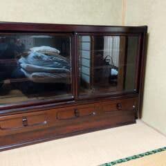 【引取り限定】ダークブラウン木製茶タンス ガラス扉付き