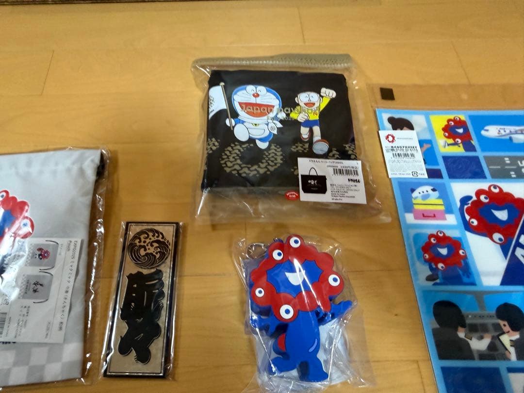 大阪万博　黒ミャクミャクピンバッジ４種　ドラえもんトートバッグ　グッズ新品未開封