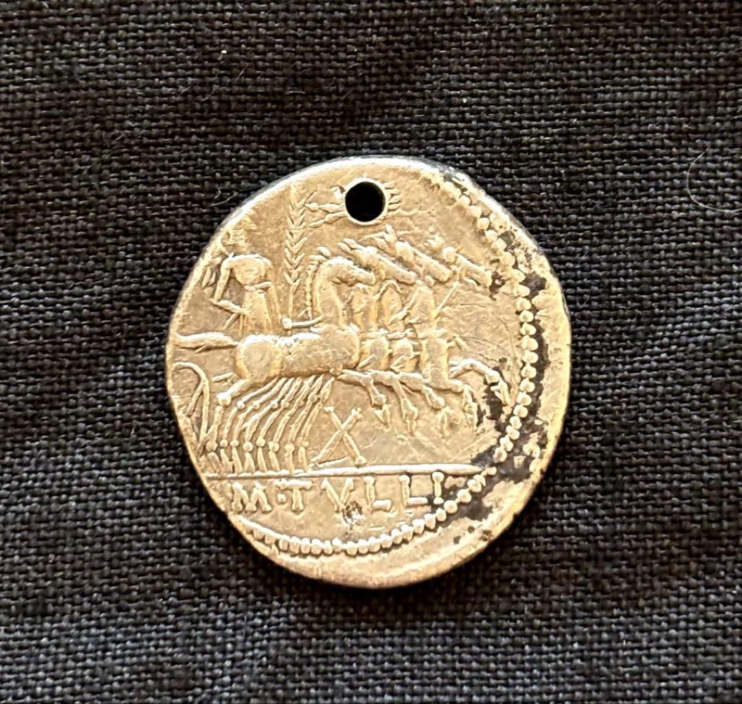 古代ローマ銀貨 デナリウス M·TVLLI 女神ローマクアドリガ 穴あき加工