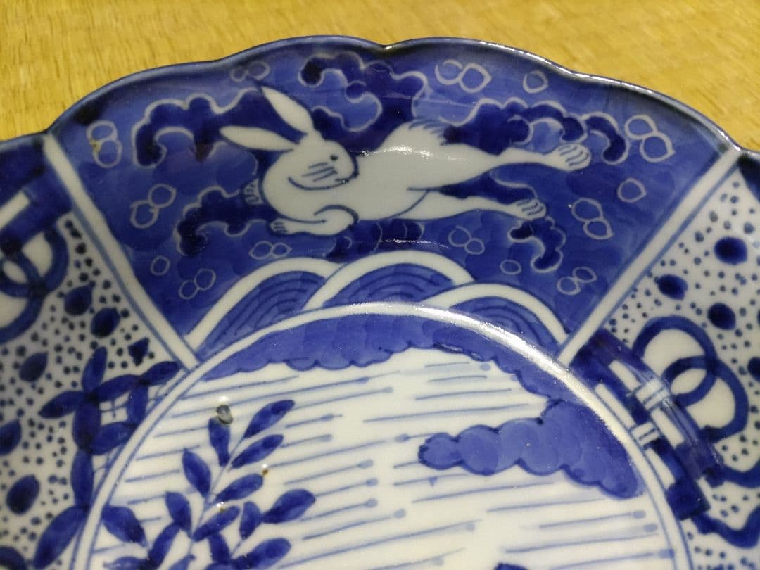 古伊万里　染付　波乗り　兎・ウサギ　鉢・皿（径17㎝）