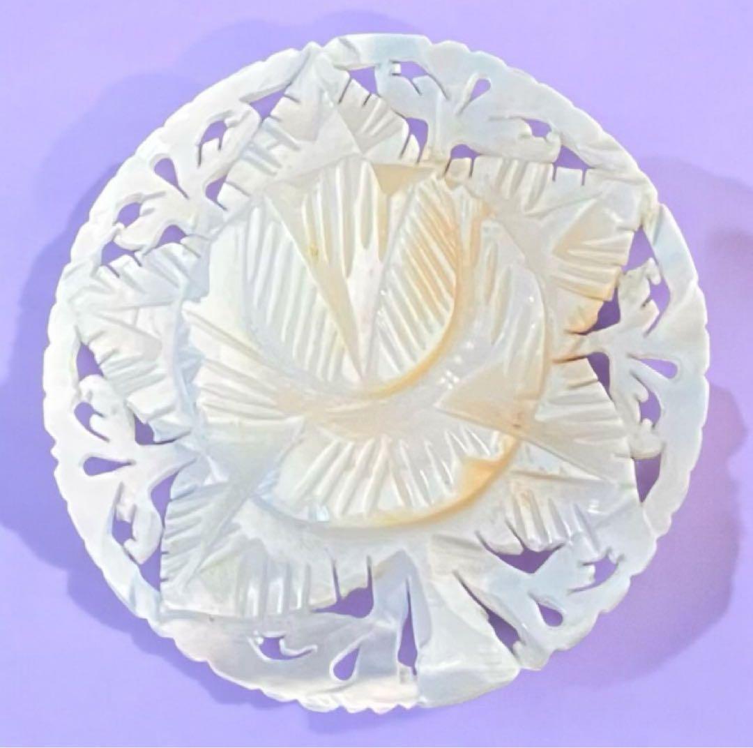 ベツレヘム マザーオブパールのブローチ 花 大きめ