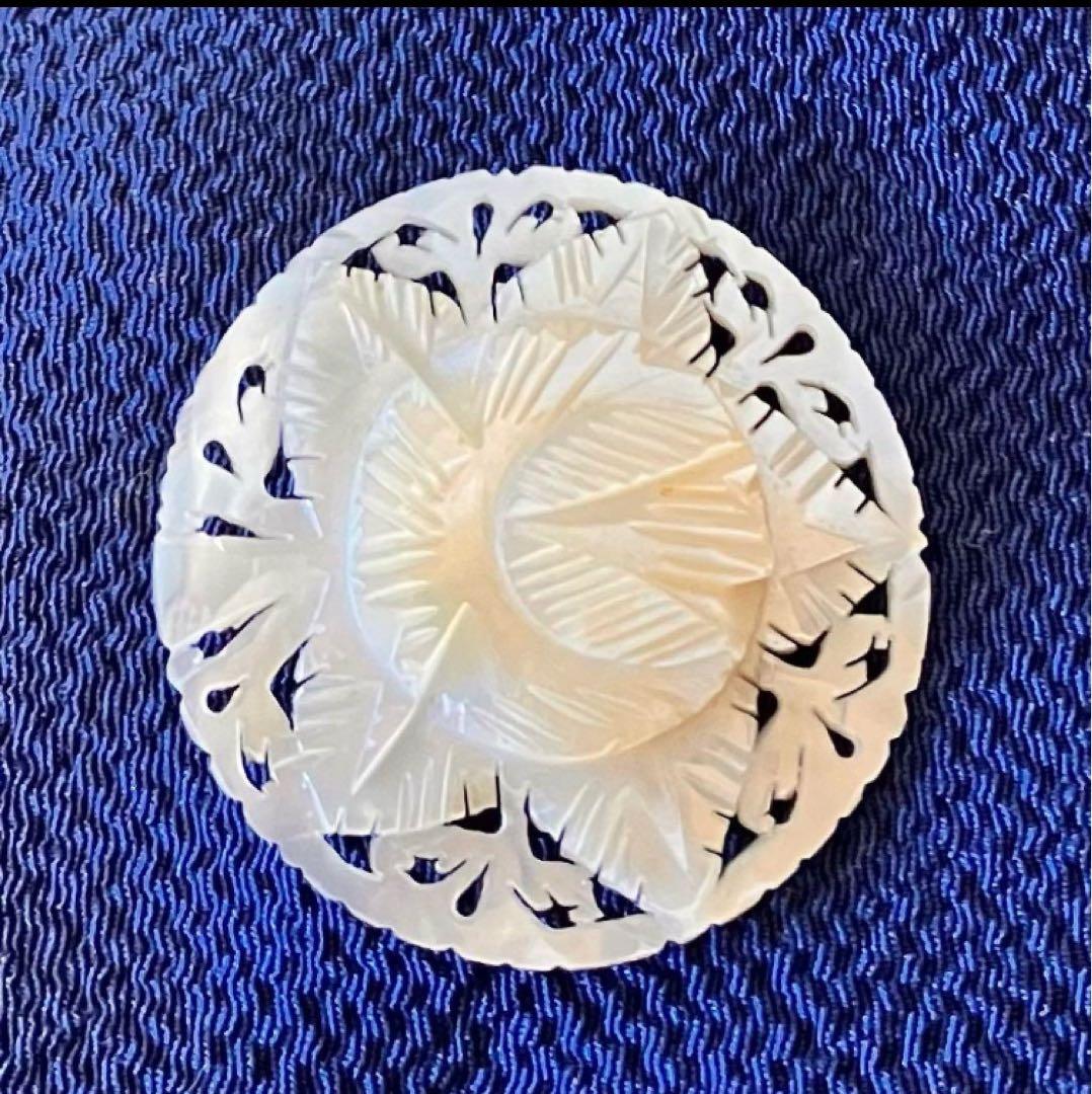 ベツレヘム マザーオブパールのブローチ 花 大きめ